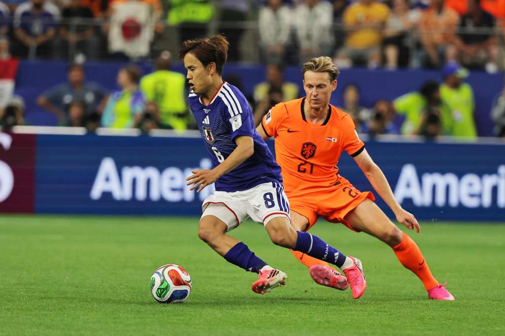 GR6174.ARLINGTON (ESTADOS UNIDOS), 14/06/2026.- Frenkie de Jong (d) de Países Bajos disputa el balón con Takefusa Kubo de Japón este domingo, durante un partido del grupo F del Mundial de la FIFA 2026 entre Países Bajos y Japón en el estadio AT&T en Arlington (Estados Unidos). EFE/ Kenneth Fernandez
