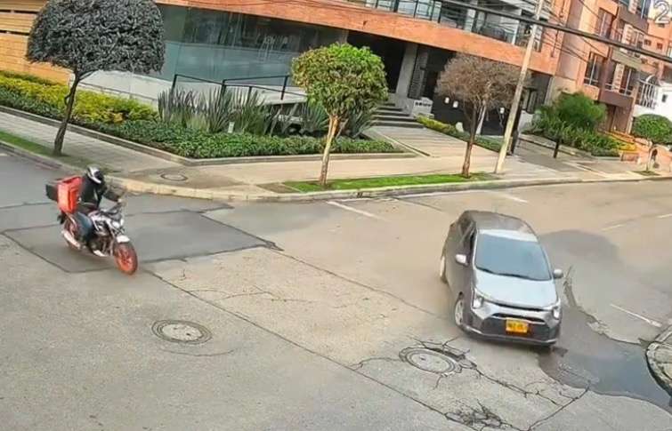 Lo que comenzó como un reclamo por una señal de “PARE” terminó en un ataque: el vehículo del conductor fue vandalizado por un grupo de domiciliarios en el norte de Bogotá.