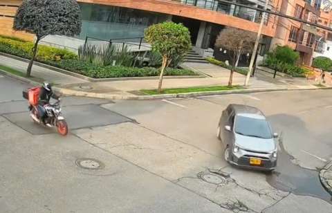 Domiciliarios atacan en grupo a conductor y vandalizan su vehículo
