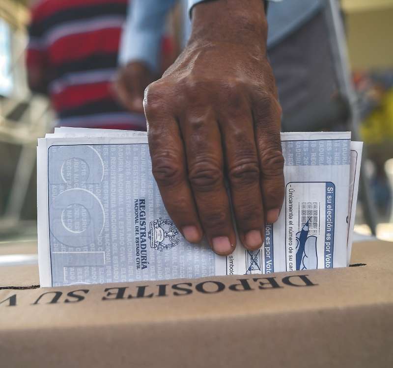 La democracia colombiana está bajo ataques de los grupos armados al margen de la ley. La respuesta debe ser rodear a la fuerza pública. / Fotografía: Luis Robayo (AFP)