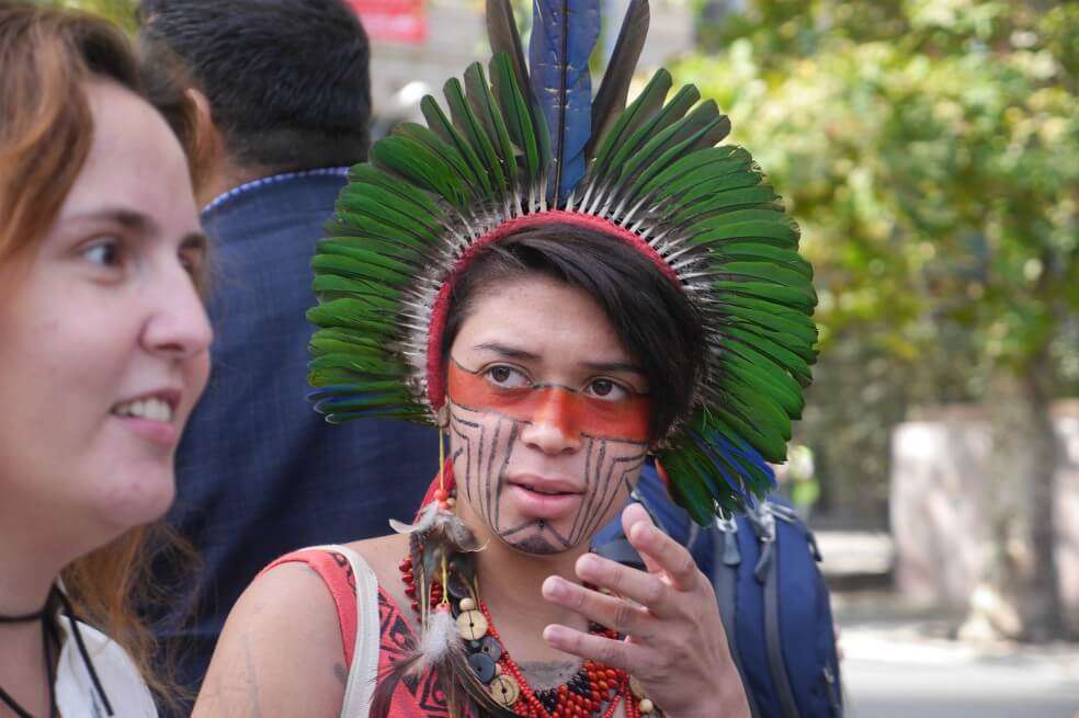 Artemisa Xabriabá (derecha), activista indígena de 17 años. / María Paula Rubiano