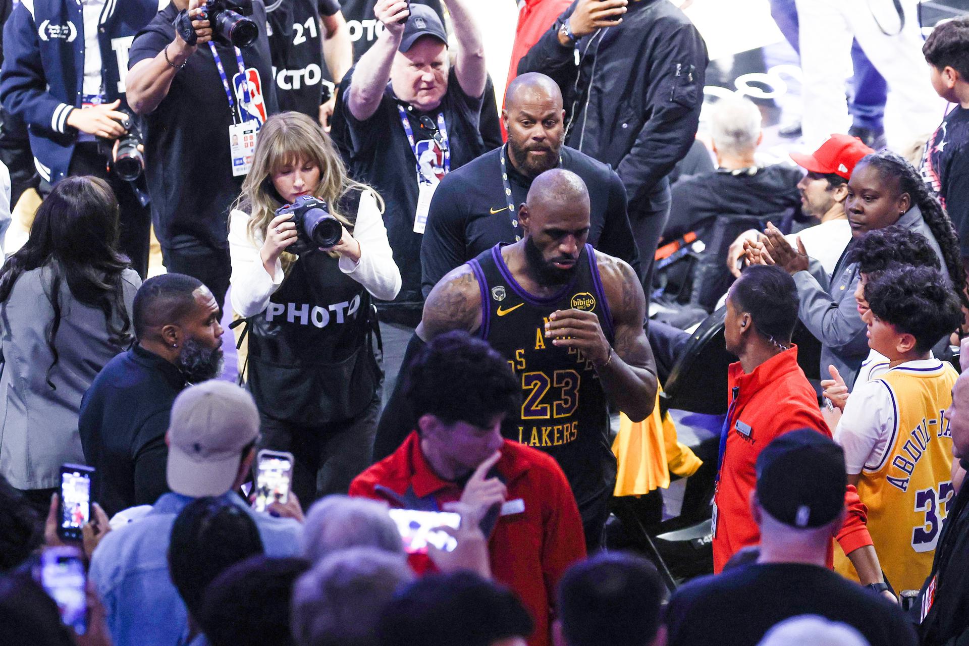 LOS ANGELES (United States), 12/05/2026.- Los Angeles Lakers forward LeBron James (C) exits the floor after the Lakers lose the NBA Playoffs western conference semifinals game four between the Los Angeles Lakers and Oklahoma City Thunder at Crypto.Com Arena in Los Angeles, California, USA, 11 May 2026. (Baloncesto) EFE/EPA/CHRIS TORRES SHUTTERSTOCK OUT