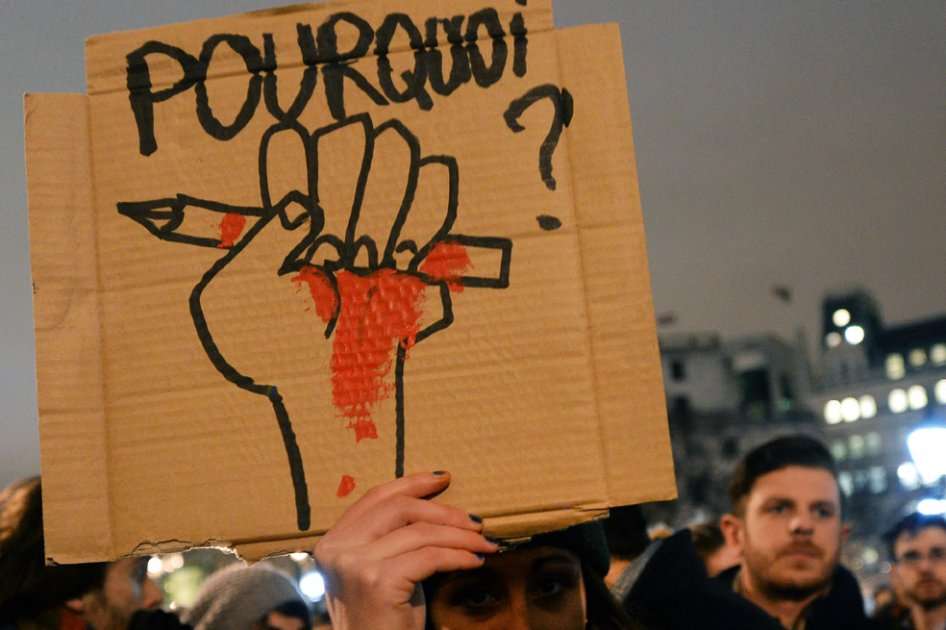  "Por qué?", se lee en un cartel durante una vigilia en la noche del miércoles en la céntrica plaza de Trafalgar en Londres (Reino Unido), en señal de rechazo al atentado perpetrado en la sede del semanario satírico francés "Charlie Hebdo" en la ciudad de París.