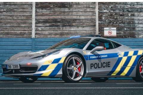 La policía checa convirtió un Ferrari incautado en su nuevo coche patrulla