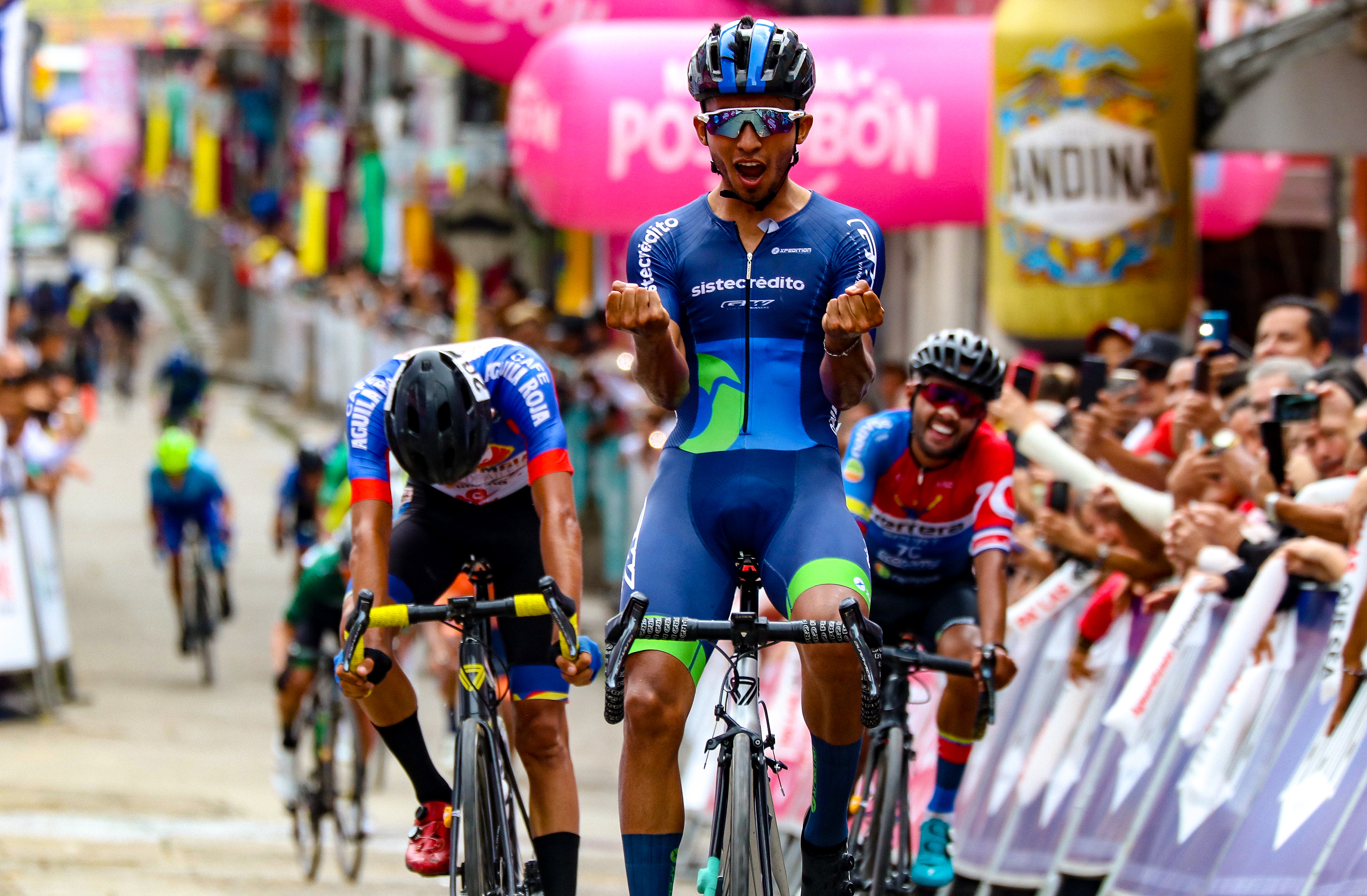 Adrián Bustamante, de Sistecredito, celebra su victoria y liderato del Clásico RCN tras la tercera etapa.