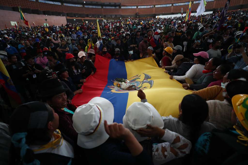 QUITO (ECUADOR), 23/06/2022.- Manifestantes se reúnen hoy, en la sede de la Universidad Central, en Quito (Ecuador). EFE/ José Jácome
