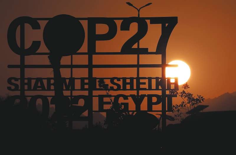 Sharm El Sheikh (Egypt), 04/11/2022.- The sun sets behind the International Congress Center before the 2022 United Nations Climate Change Conference (COP27), in Sharm El-Sheikh, in Egypt, 04 November 2022. The 2022 United Nations Climate Change Conference (COP27), running from 06 till 18 November in Sharm El-Sheikh, is expected to host one of the largest number of participants in the annual global climate conference of over 40,000 estimated attendees including heads of states and governments, civil society, media and other relevant stakeholders. The events will include Climate Implementation Summit, thematic days, flagship initiatives, and Green Zone activities engaging with climate and other global challenges. (Egipto) EFE/EPA/SEDAT SUNA