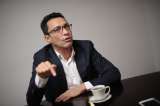 Gobernador Carlos Caicedo retorna al país: “El riesgo contra mi vida persiste”