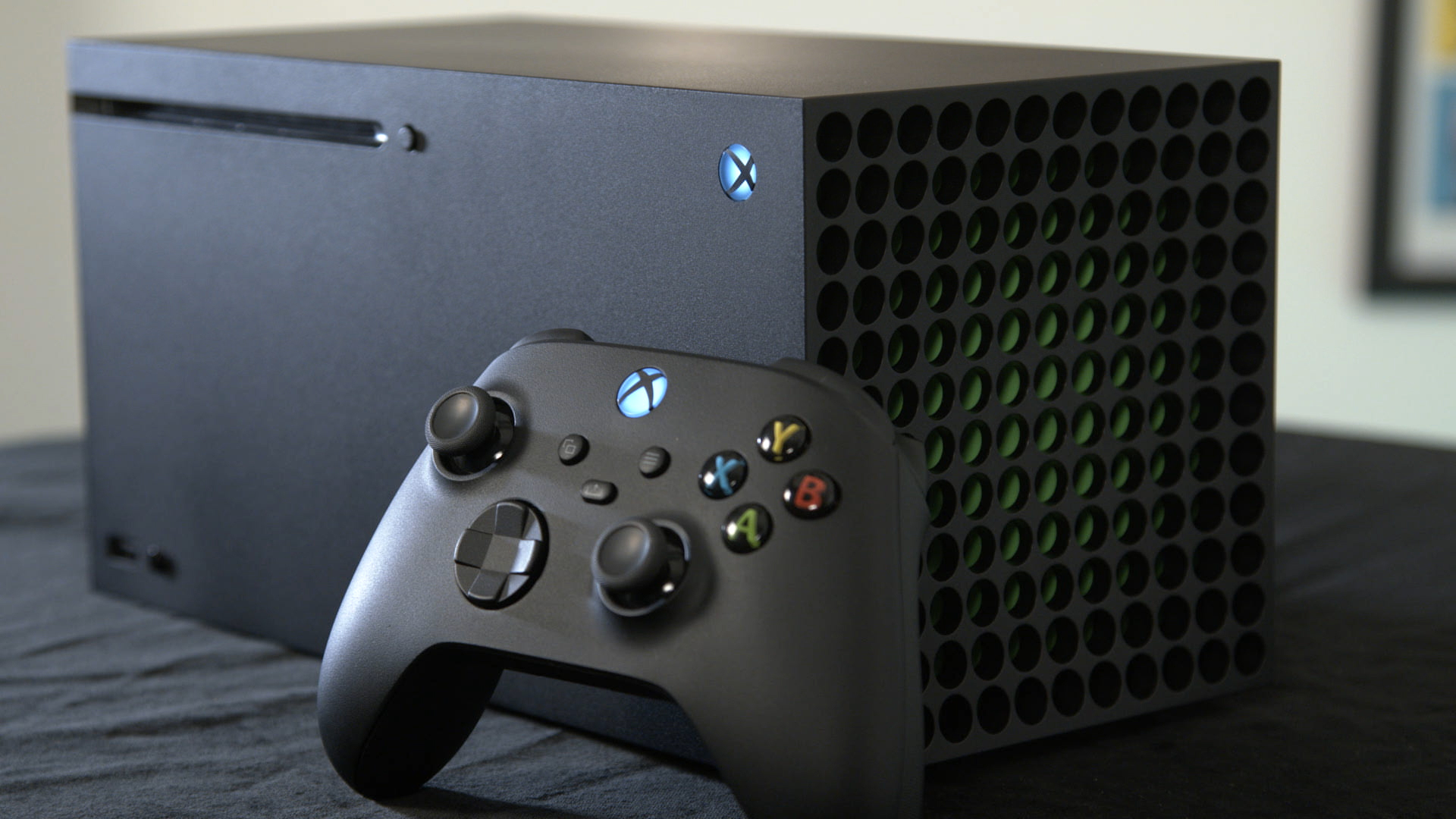 Xbox Series X y su característica rejilla verde en la parte superior de la consola, un elemento que le permite calentarse menos que otras unidades.