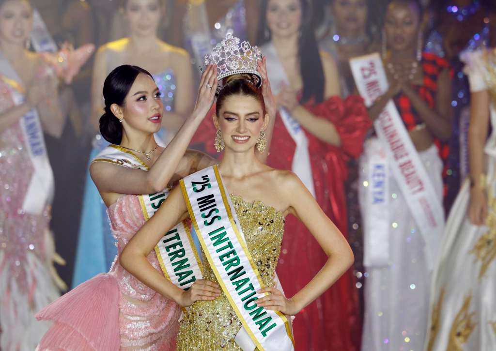TOKYO (Japan), 27/11/2025.- Miss Colombia Catalina Duque (R) is crowned by her predecessor Miss Vietnam Huynh Thi Thanh Thuy after winning the title of the Miss International Beauty Pageant 2025 in Tokyo, Japan, 27 November 2025. Representatives from 80 countries and regions took part in the beauty contest. (Japón, Tokio) EFE/EPA/FRANCK ROBICHON
