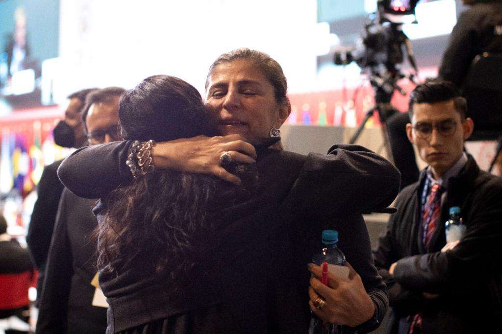 Una activista le agradece a la viceministra Laura Gil tras su discurso en la Asamblea General de la OEA.
