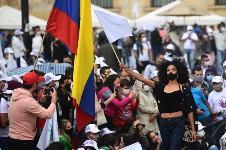 Al desfile también concurrieron parlamentarios afines al proceso de Paz como Juanita Goebertus o Armando Benedetti. Incluso Martín Santos, hijo del expresidente Juan Manuel Santos, acudió a la feria que los exguerrilleros organizaron en la Plaza de Bolívar.