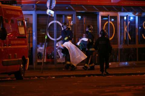 Toma de rehenes en París dejó al menos 70 personas muertas