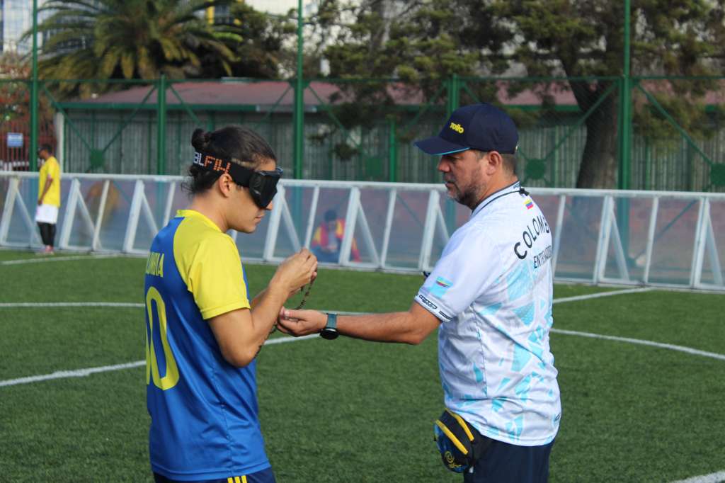 Juan David Pérez (izq) junto a Fernando Carrillo, entrenador de la selección de Colombia de fútbol para ciegos.