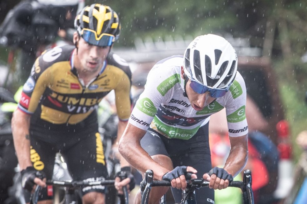 Egan Bernal con Primoz Roglic a su rueda en la etapa 17 de la Vuelta a España.