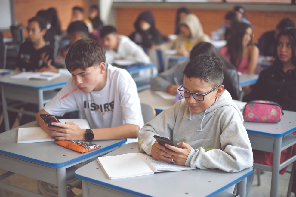 Según las recomendaciones del ICBF, el uso autónomo de celulares se sugiere a partir de los 14 años, previamente a esto se recomienda el acompañamiento de adultos.