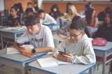 Celulares en los colegios: ¿prohibirlos o regularlos?
