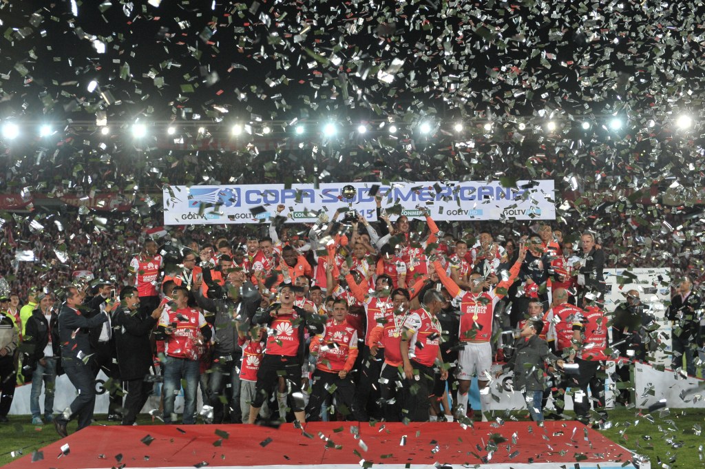 Partido entre Santa Fe y Huracán de Argentina en el Estadio El Campin de Bogotá, partido correspondiente a la final de la Copa Sudamericana 2015