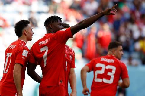 Suiza le ganó a Camerún con gol de Breel Embolo, camerunés de nacimiento