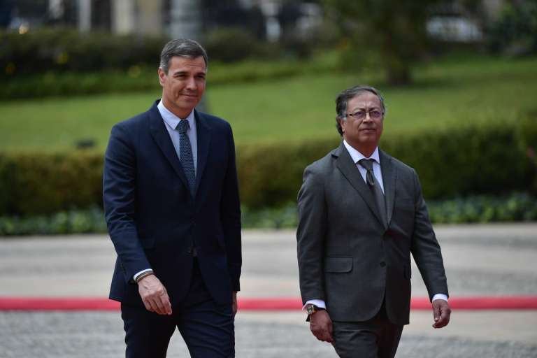 El presidente del gobierno español, Pedro Sánchez, se reunió con su homólogo colombiano, Gustavo Petro, en la Casa de Nariño. Su llegada a Colombia marca el principio de una gira por Latinoamérica, que estará centrada en la economía.