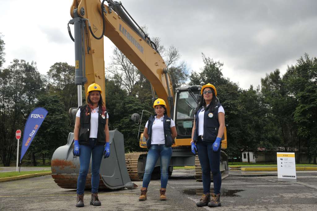 Ellas son tres de las primeras cuatro colombianas en certificarse con el Grupo Makro. / Gustavo Torrijos - El Espectador