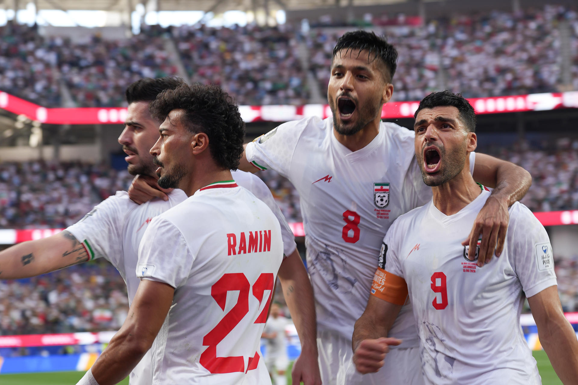 GR2214. LOS ÁNGELES (ESTADOS UNIDOS), 15/06/2026.- Jugadores de Irán celebran un gol este lunes, durante un partido del grupo G del Mundial de la FIFA 2026 entre Irán y Nueva Zelanda en el estadio SoFi en Los Ángeles (Estados Unidos). EFE/ Omar Alonso