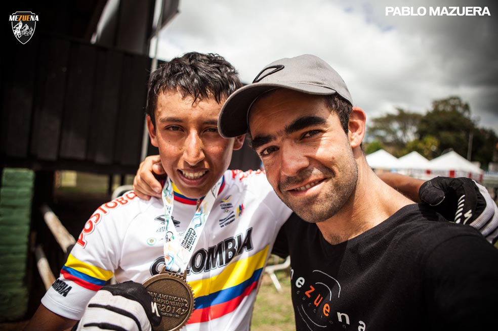 Pablo Mazuera (der.), en compañía de uno de sus pupilos, Egan Bernal.