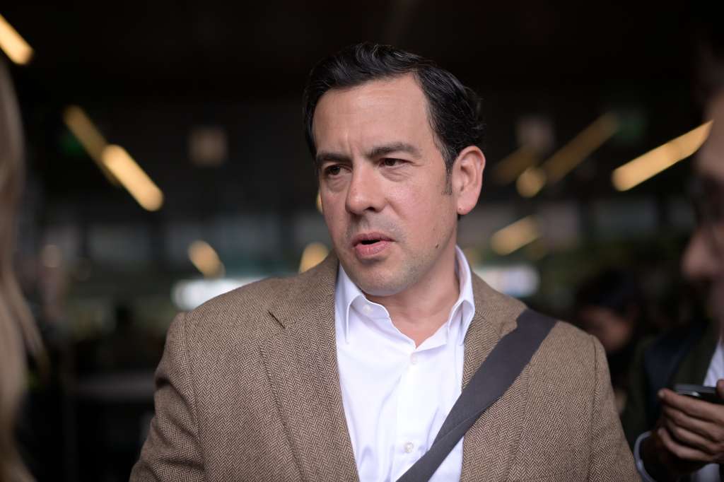 Ministro del Interior designado, durante el empalme con el gobierno saliente de Gustavo Petro