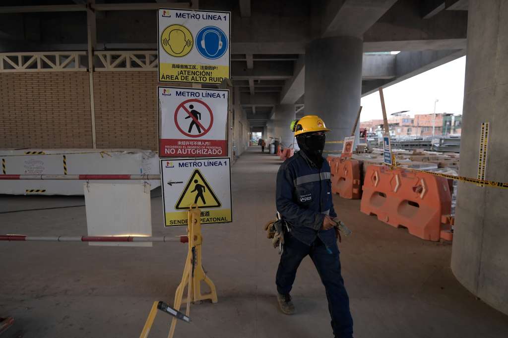 Instalaciones y obras en la estación 1 de la línea 1 del Metro de Bogotá, ubicada en la Avenida Villavicencio entre las carreras 94 y 93.