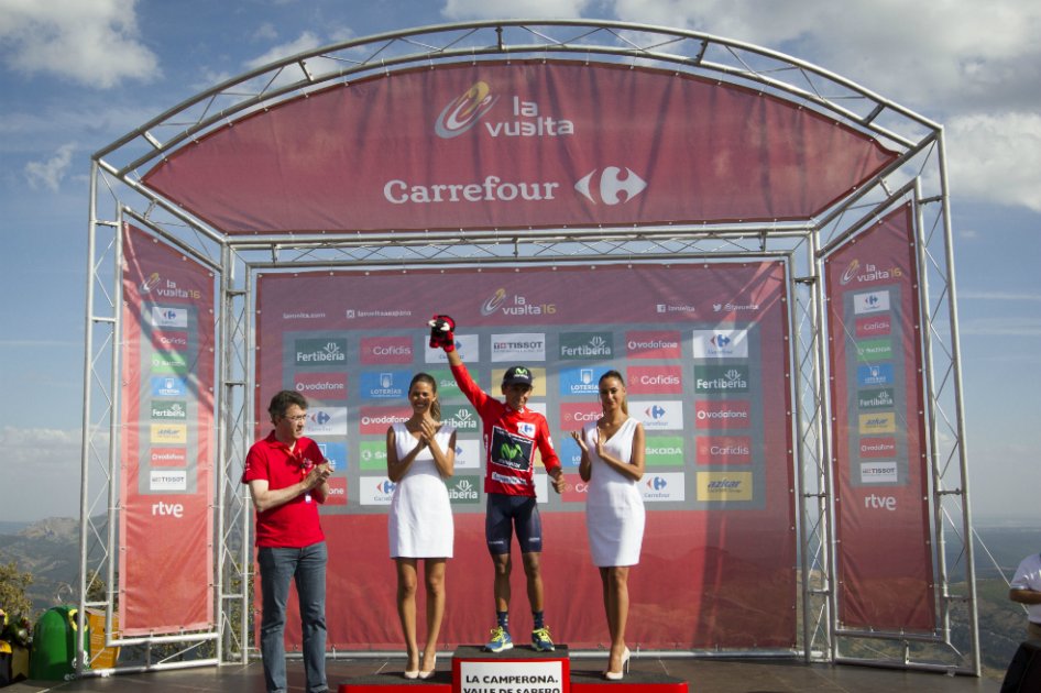 Nairo Quintana con el maillot rojo de líder de la Vuelta a España. / AFP