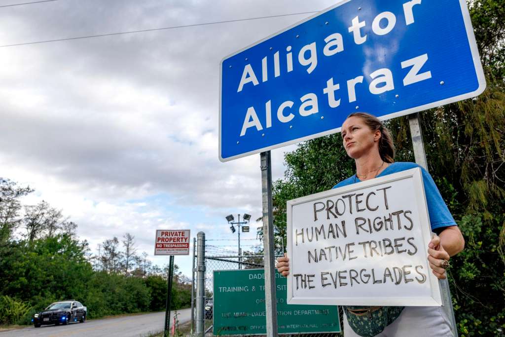 OCHOPEE (United States), 03/11/2025.- An activist attends a protest at the entrance to the Alligator Alcatraz detention center in Ochopee, Florida, USA, 02 November 2025. Florida activists join communities across the country for the National Day of Action to End Detention and Deportation, demanding the release of all those detained and an end to the United States Immigration and Customs Enforcement (ICE) sweeps that are breaking families apart. (Protestas, Estados Unidos) EFE/EPA/CRISTOBAL HERRERA-ULASHKEVICH