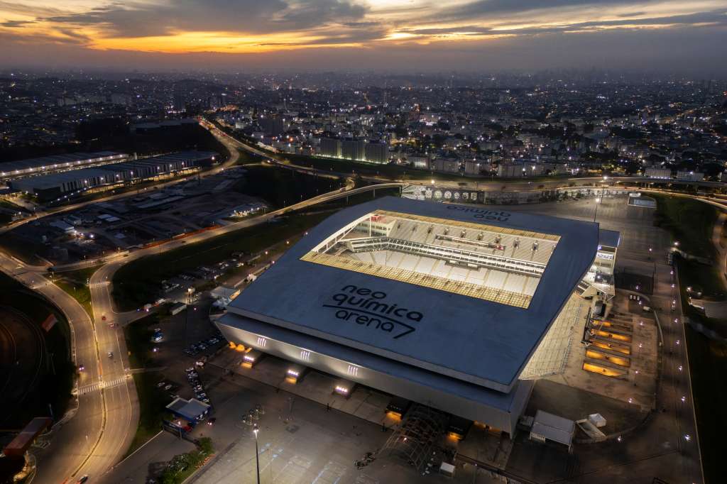 -FOTODELDÍA- AME7129. SAO PAULO (BRASIL), 23/12/2024.- Fotografía aérea del 19 de diciembre de 2024 del NeoQuimica Arena del barrio de Itaquera, en São Paulo (Brasil). La mayor barra brava del Corinthians, Gaviões da Fiel, está llevando a cabo su sueño más ambicioso: recaudar entre todos los hinchas 700 millones de reales (aproximadamente 115 millones de dólares) para saldar la deuda que el club tomó para construir su estadio, el Neo Química Arena. EFE/ Isaac Fontana