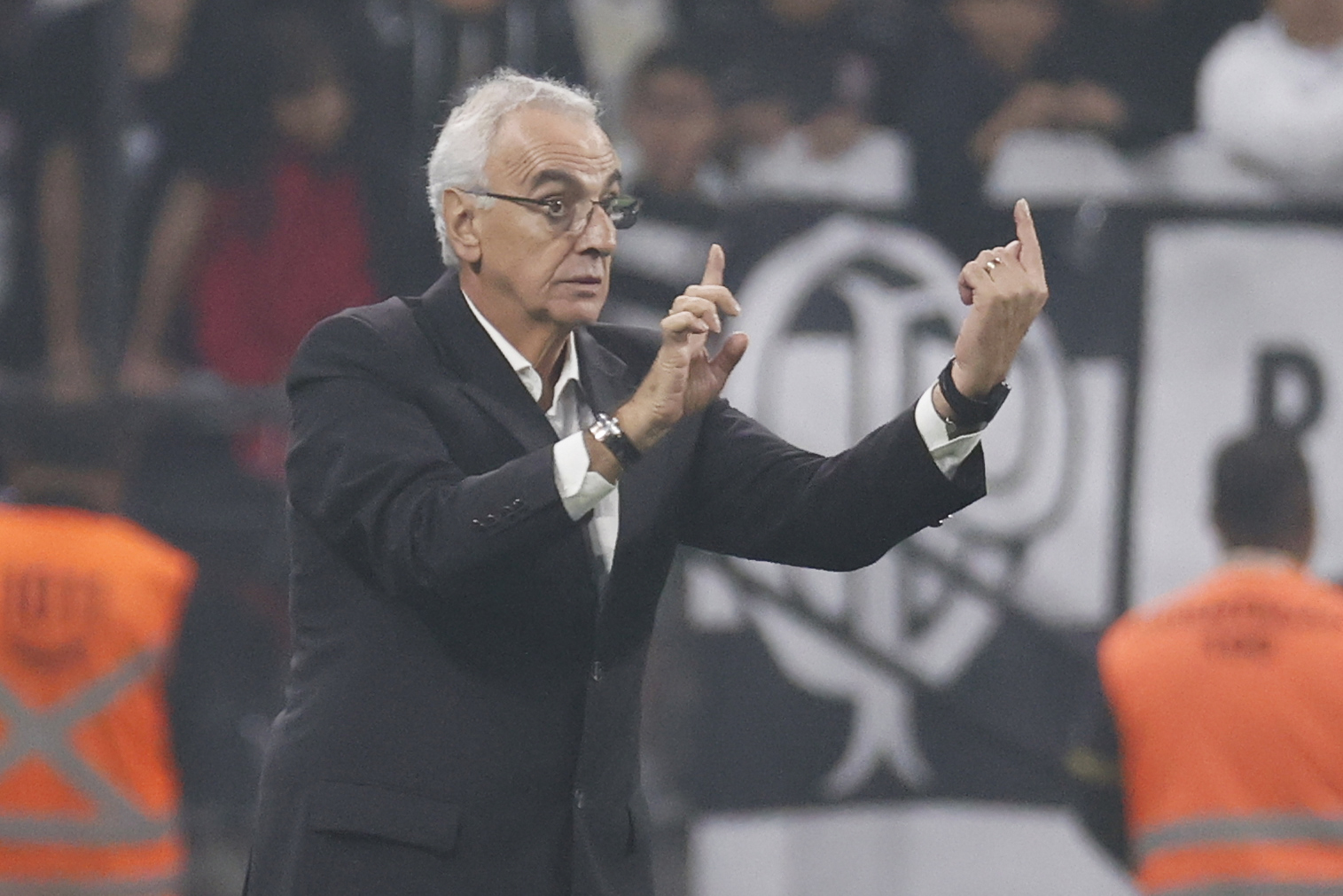 AMDEP7232. SAO PAULO (BRASIL), 11/07/2023.- El entrenador de Universitario Jorge Fossati dirige hoy, en un partido de la Copa Sudamericana entre Corinthians y Universitario en el estadio Arena Corinthians en Sao Paulo (Brasil). EFE/ Sebastiao Moreira