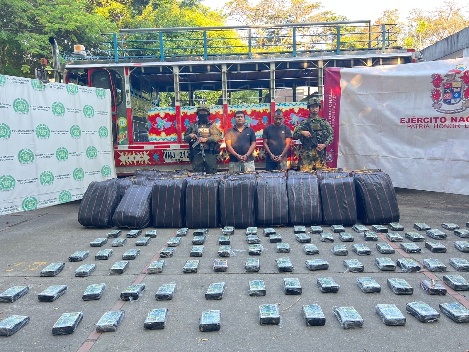 Imagen de la "chiva" y los capturados.