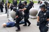 Trump insinúa que video de manifestante herido por la policía fue un montaje