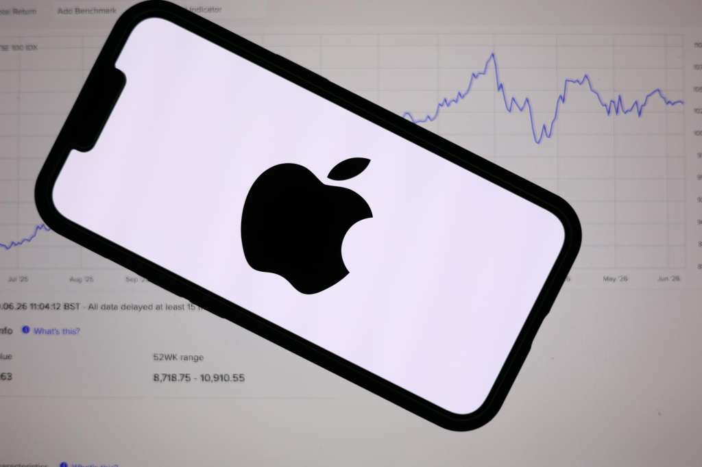 LIVERPOOL (United Kingdom), 09/06/2026.- The Apple logo is displayed on a mobile phone over a stock market graph displayed on a laptop screen in Liverpool, Britain, 09 June 2026. Leading AI (artificial intelligence) and technology companies Anthropic, OpenAI, and SpaceX are preparing to go public this year at an estimated combined valuation of around four trillion dollars (approximately 3.44 trillion euros). (Reino Unido) EFE/EPA/ADAM VAUGHAN