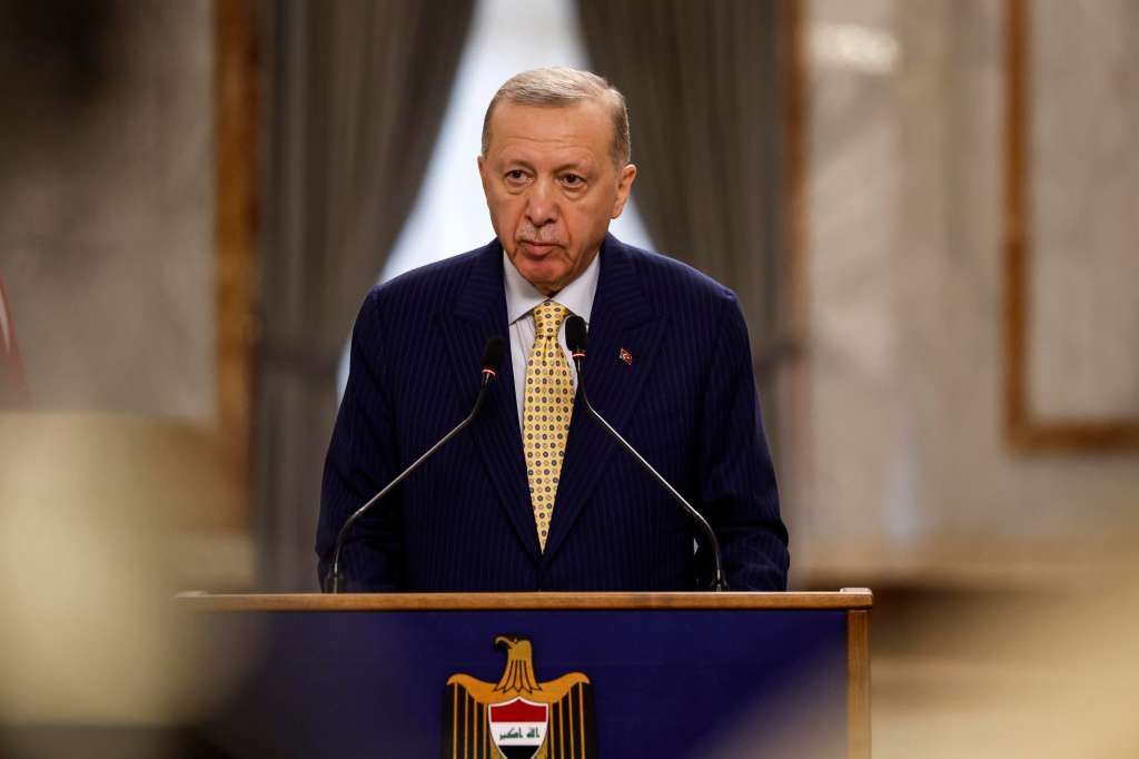Baghdad (Iraq), 22/04/2024.- Turkish President Recep Tayyip Erdogan attends a press conference with Iraq's prime minister during the former's visit to Baghdad, Iraq, 22 April 2024. (Turquía, Bagdad) EFE/EPA/Thaier Al-Sudani / POOL