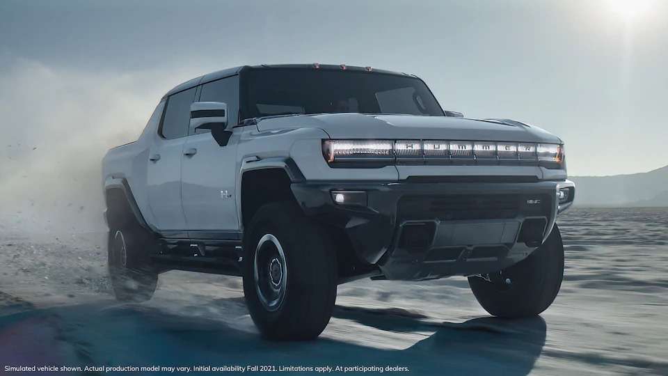 GM ha anunciado que de aquí a 2025 lanzará 30 modelos de vehículos eléctricos, para lo que invertirá 27.000 millones de dólares, utilizando Ultium, que incorpora baterías en su diseño. El Hummer EV es el primer vehículo de esa nueva gama.
