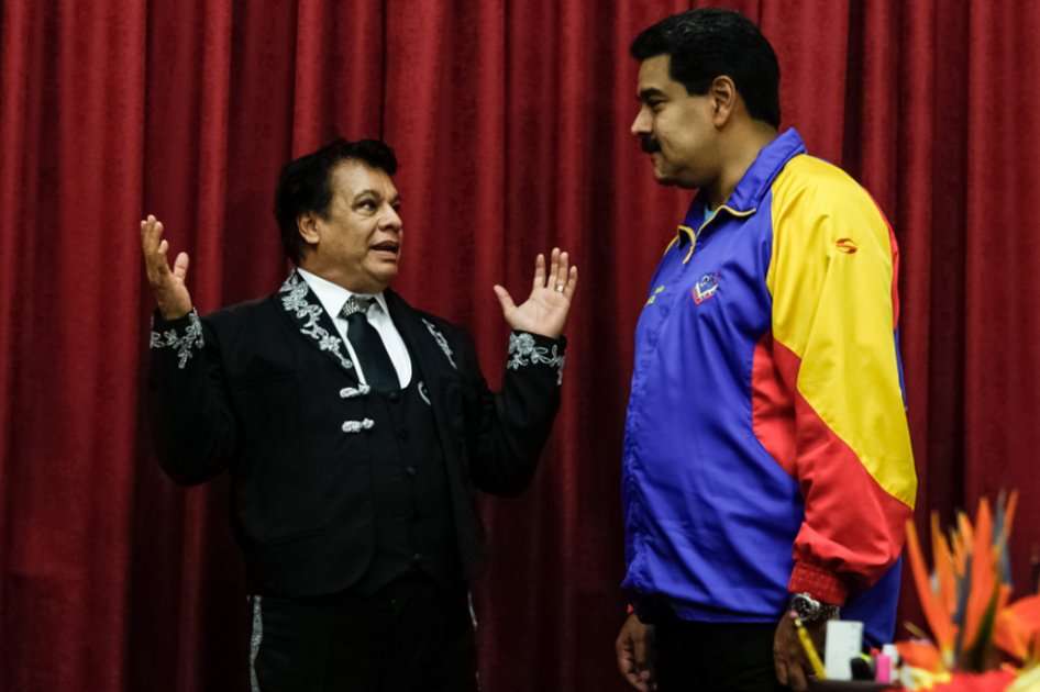 Juan Gabriel dedica "Las Mañanitas" a Nicolás Maduro.