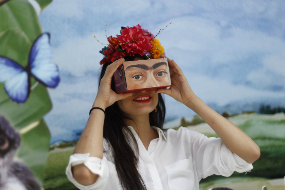 Una mujer observa imágenes en 360 grados de la pintora mexicana Frida Kahlo por medio de un dispositivo. / EFE