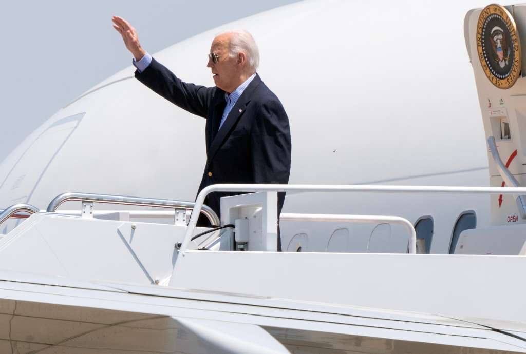 Camp Springs (United States), 05/07/2024.- United States President Joe Biden waves as he boards Air Force One at Joint Base Andrews, to travel to Madison, Wisconsin in Camp Springs, Maryland, USA, 05 July 2024. The President will participate in a campaign event in Madison before proceeding to Wilmington, Delaware for the weekend. (Estados Unidos) EFE/EPA/RON SACHS / POOL