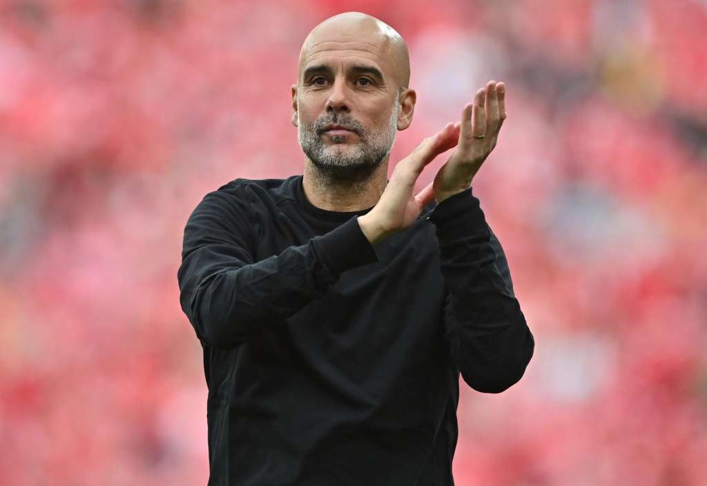 LONDON (United Kingdom), 22/05/2026.- (FILE) - Manchester City's manager Pep Guardiola applauds supporters after the FA Cup semi-finals soccer match between Nottingham Forest and Manchester City, in London, Britain, 27 April 2025 (reissued 22 May 2026). Manchester City announced 22 May 2026 that manager Pep Guardiola will leave the club at the end of the current season after 10 years in charge. (Reino Unido, Londres) EFE/EPA/VINCE MIGNOTT EDITORIAL USE ONLY. No use with unauthorized audio, video, data, fixture lists, club/league logos, 'live' services or NFTs. Online in-match use limited to 120 images, no video emulation. No use in betting, games or single club/league/player publications.