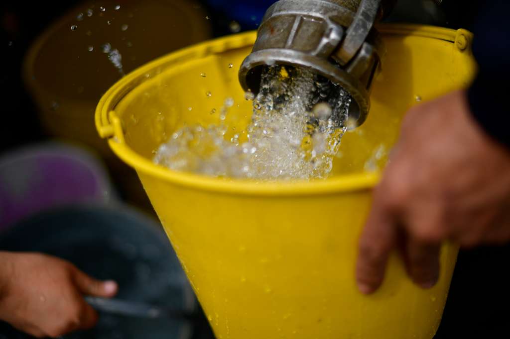 Gente corriendo detrás de carrotanques y filas extensas de personas que esperan llenar sus ollas y baldes de agua se han vuelto panorama en distintos barrios de la localidad de Usme que se han visto afectadas por un daño imprevisto en la línea que lleva el agua a la Planta El Dorado.