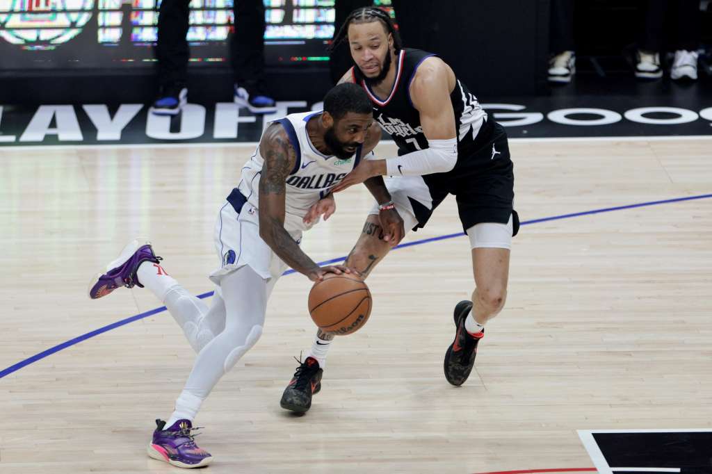 Los Angeles (United States), 24/04/2024.- Dallas Mavericks guard Kyrie Irving (L) drives by LA Clippers guard Amir Coffey (R) during the first half of the NBA playoffs round one of game two between the Dallas Mavericks and Los Angeles Clippers in Los Angeles, California, USA, 23 April 2024. (Baloncesto) EFE/EPA/ALLISON DINNER SHUTTERSTOCK OUT