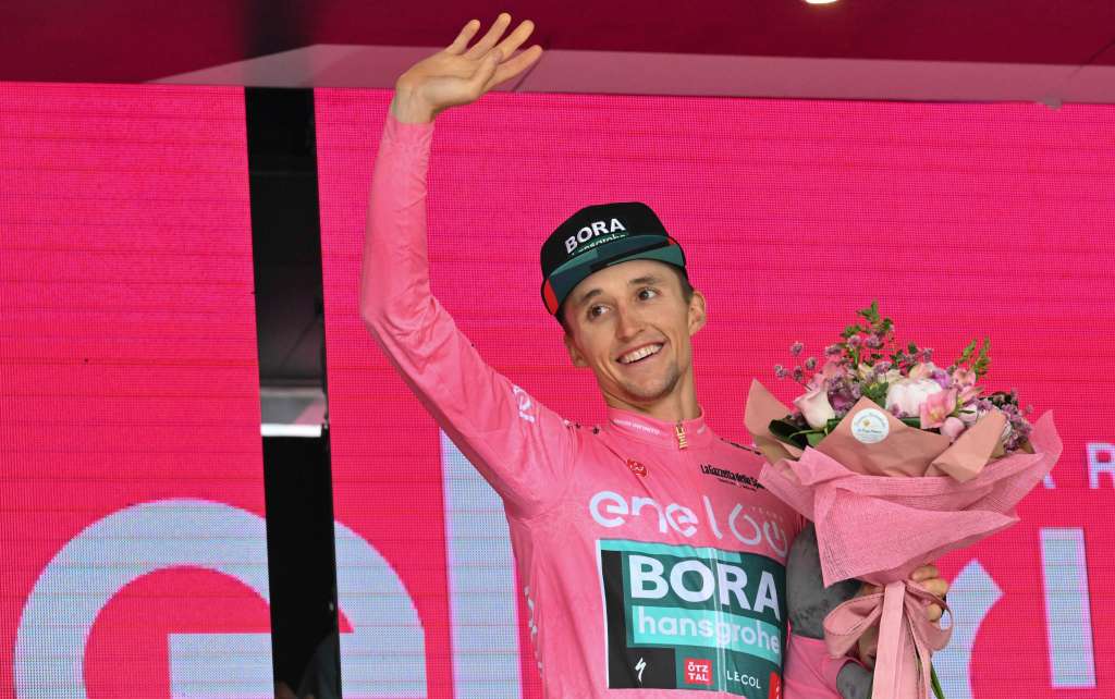 Marmolada - Passo Fedaia (Italy), 28/05/2022.- Australian rider Jai Hindley of the Bora-Hansgrohe team celebrates on the podium after taking the overall leader's pink jersey following the 20th stage of the 105th Giro d'Italia cycling tour over 168km from Belluno to Marmolada (Passo Fedaia), Italy, 28 May 2022. (Ciclismo, Italia) EFE/EPA/MAURIZIO BRAMBATTI
