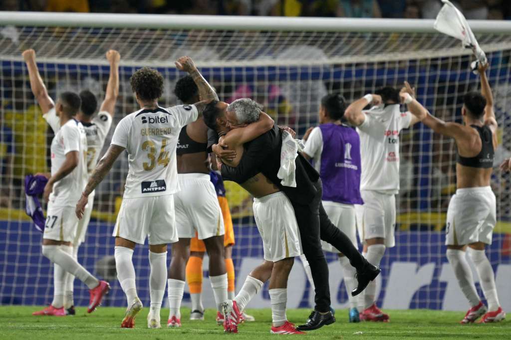 El entrenador argentino de Alianza Lima, Nestor Gorosito, celebra con sus jugadores la victoria en la tanda de penaltis del partido de fútbol de vuelta de la fase 2 de Copa Libertadores.