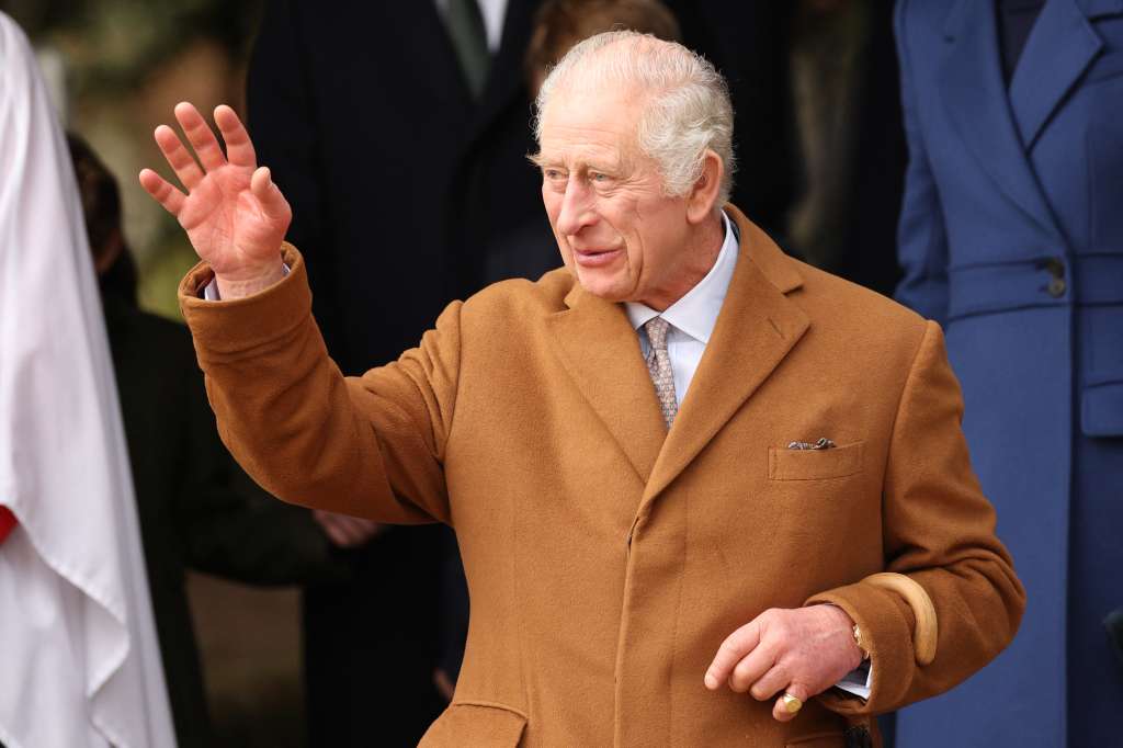 El rey Carlos III de Gran Bretaña saluda a sus simpatizantes después de asistir al tradicional servicio del día de Navidad de la Familia Real en la iglesia de Santa María Magdalena en Sandringham Estate, en el este de Inglaterra, el 25 de diciembre de 2023.