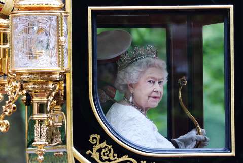La reina Isabel II, 70 años de retratos entre lienzos y fotografías