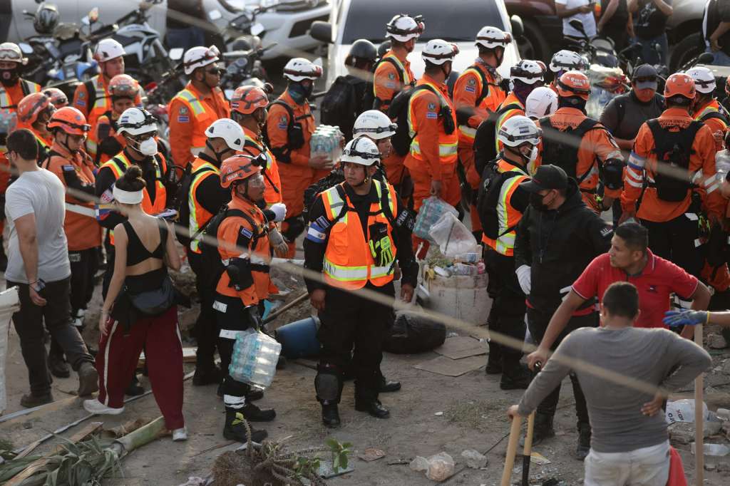 AME5030. LA GUAIRA (VENEZUELA), 26/06/2026.- Rescatistas de El Salvador se preparan este viernes, en La Guaira (Venezuela). El ministro de Interior de Venezuela, Diosdado Cabello, anunció la restricción del acceso al estado La Guaira (norte, cercano a Caracas), el más afectado por los terremotos, a partir de las 20.00 horas locales (00.00 GMT) de este viernes. EFE/ Ronald Peña R