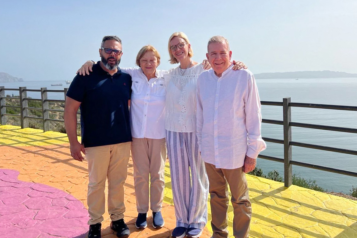 his handout picture released on January 7, 2025, by the Gonzalez Lopez family shows Venezuelan opposition leader Edmundo Gonzalez Urrutia (R) posing for a picture with his family (L-R): his son-in-law Rafael Tudares, his wife Mercedes Lopez, and his daughter Mariana Gonzalez Lopez in Venezuela. Venezuelan courts sentenced Rafael Tudares, the son-in-law of former presidential candidate Edmundo Gonzalez Urrutia, to the maximum penalty of 30 years in prison on December 3, 2025, a ruling Gonzalez Urrutia described as "retaliation" for his claim of victory in the July 28, 2024 elections. (Photo by Handout / Gonzalez Lopez family / AFP) / RESTRICTED TO EDITORIAL USE - MANDATORY CREDIT "AFP PHOTO / GONZALEZ LOPEZ FAMILY / HANDOUT / " - NO MARKETING NO ADVERTISING CAMPAIGNS - DISTRIBUTED AS A SERVICE TO CLIENTS